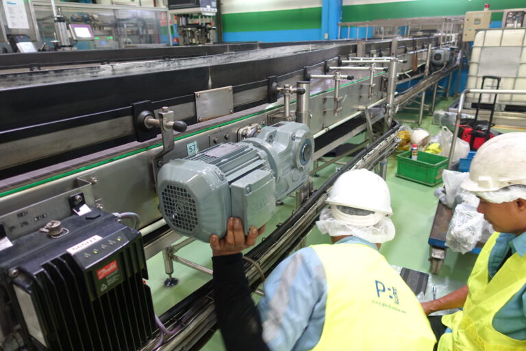 ช่างติดตั้งเกียร์มอเตอร์พร้อม Inverter Danfoss ในไลน์ผลิต