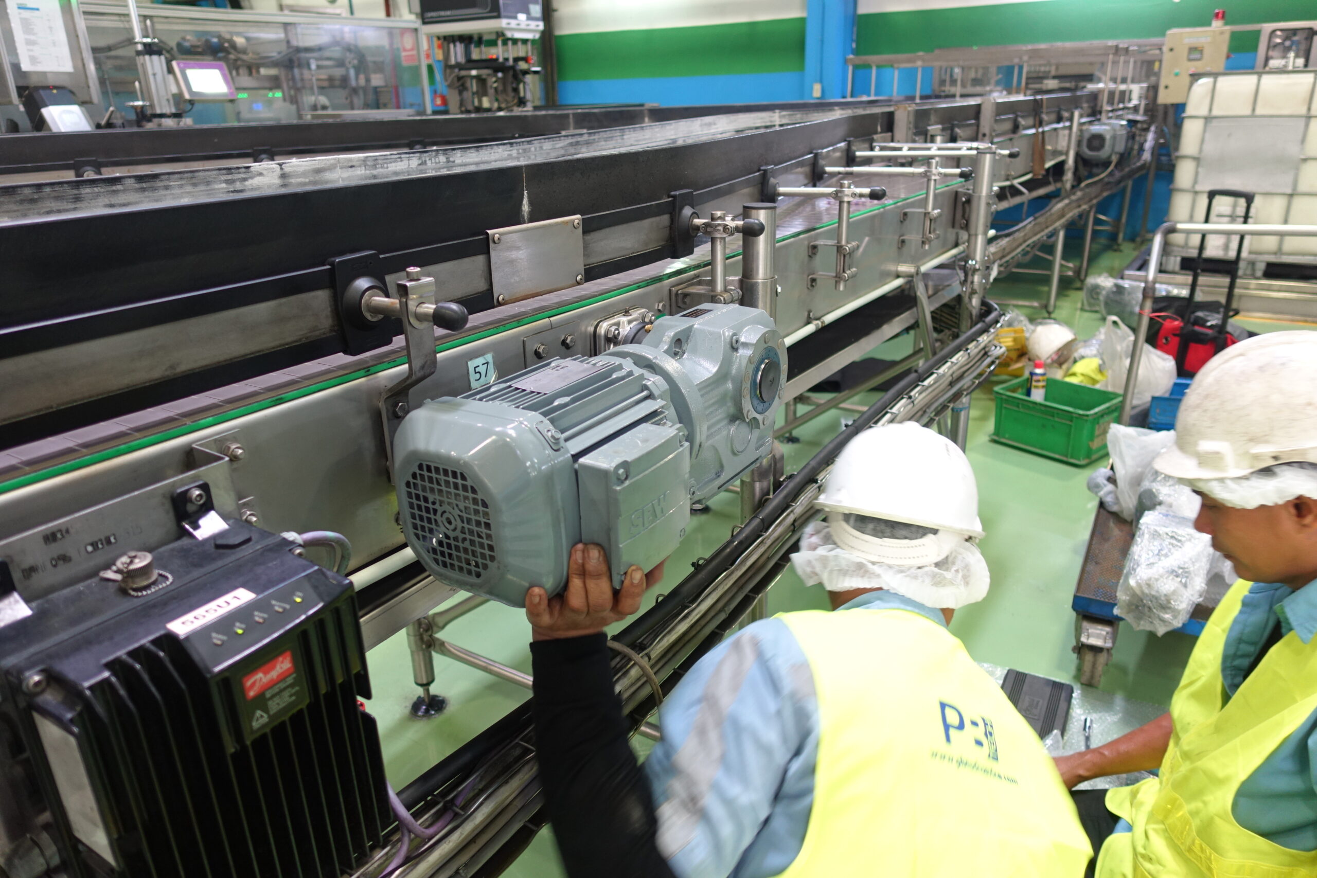 ช่างติดตั้งเกียร์มอเตอร์พร้อม Inverter Danfoss ในไลน์ผลิต